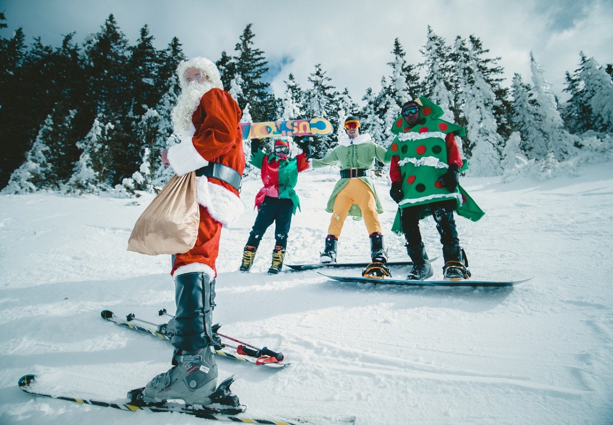 圣诞节、圣诞老人、雪地、滑雪免费图片