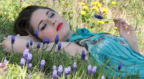 躺在草地上的美女人物