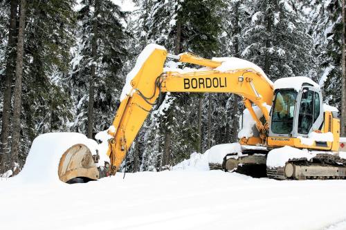 冬天雪地上的挖掘机