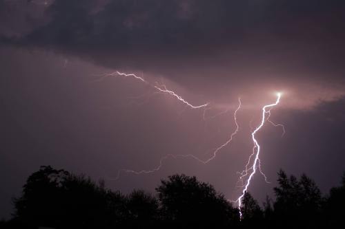 闪光、雷暴、夏天雷雨