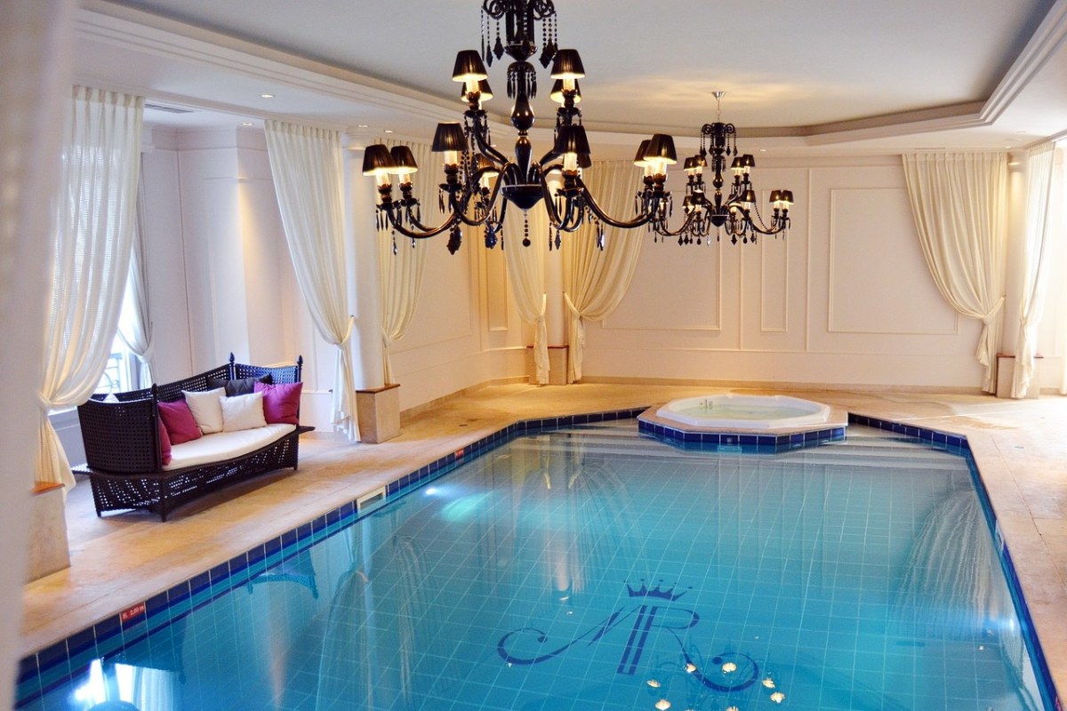 酒店的室内游泳池免费图片