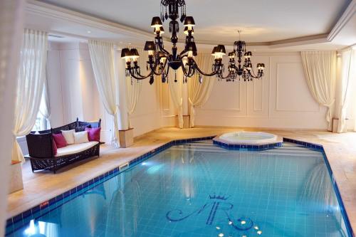 酒店的室内游泳池