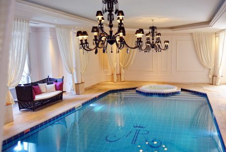酒店的室内游泳池