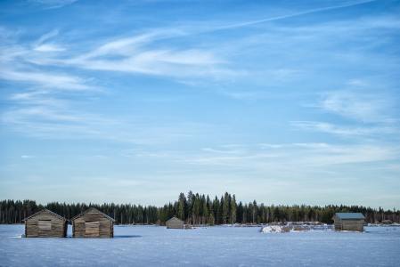 芬兰雪地上的谷仓小木屋