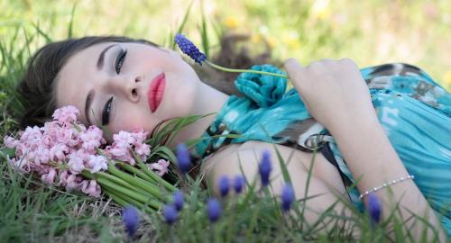 躺在草地上的美女人物肖像