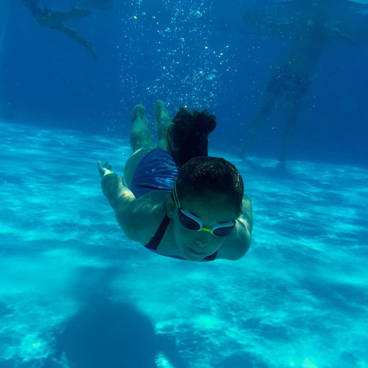 水下潜水的少女人物免费图片