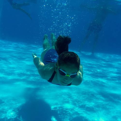 水下潜水的少女人物