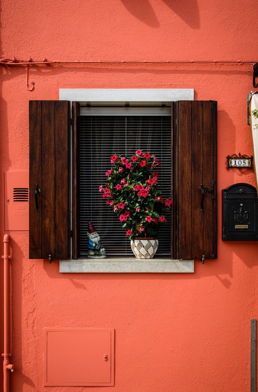 橙色窗口、房子、阳台植物免费图片