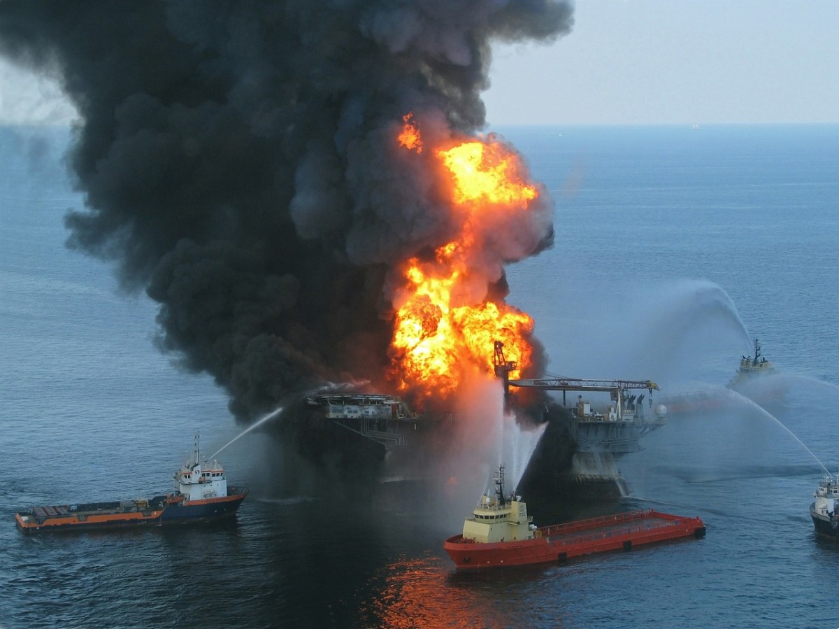 石油钻井平台发生爆炸,火,灾难