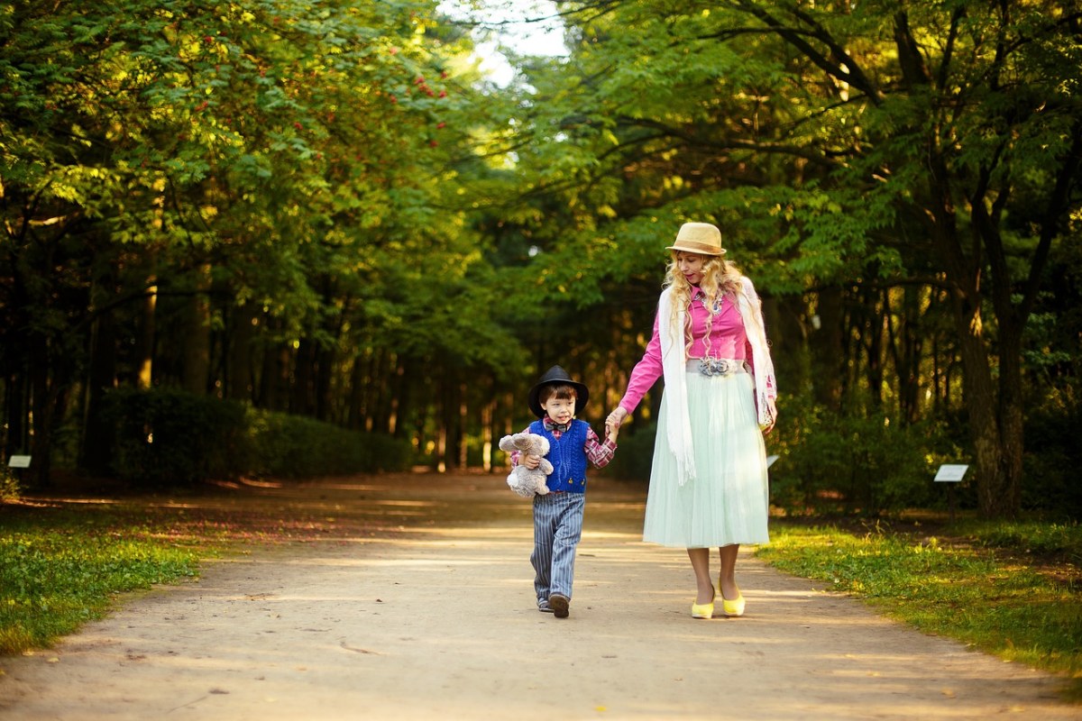 母亲和儿子手牵手散步免费图片