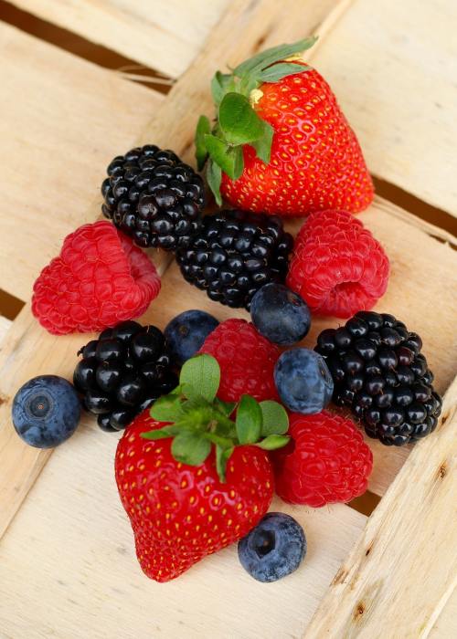夏季水果、草莓、覆盆子