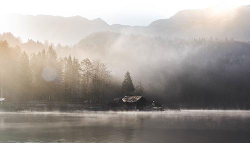 清晨烟雾迷蒙的山间湖面与阳光