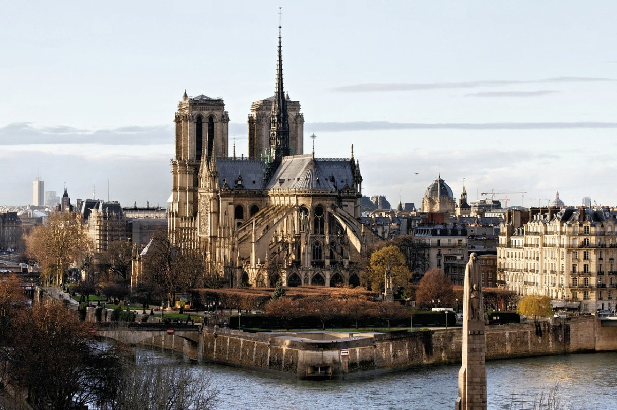 巴黎圣母院、塞纳河、大教堂免费图片