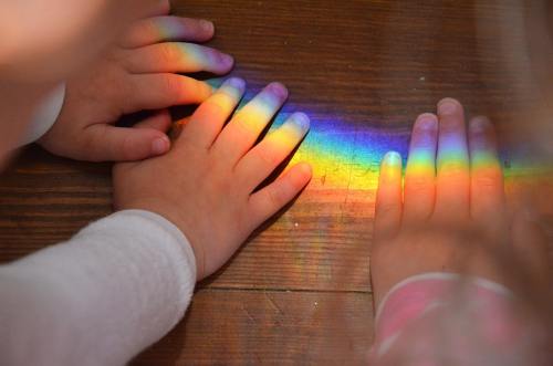 手、彩虹