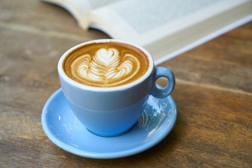 拿铁咖啡、本书、咖啡