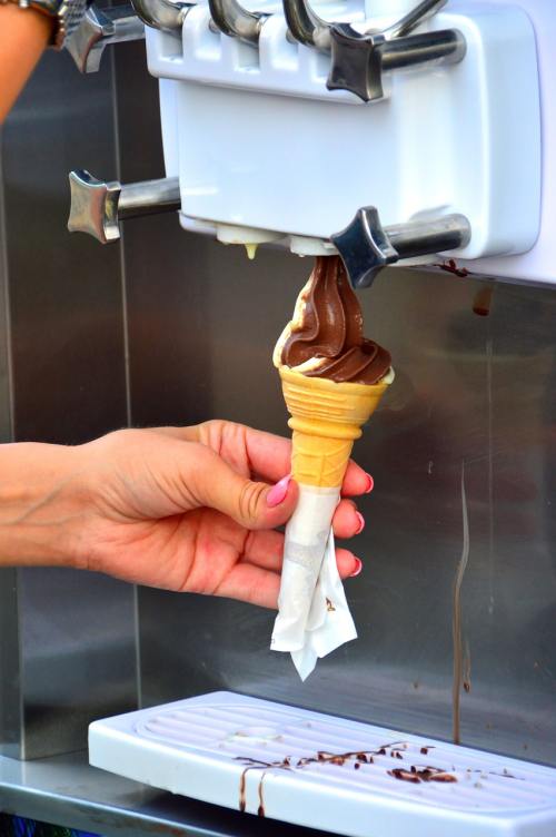 冰激淋、巧克力冰淇淋、漏斗