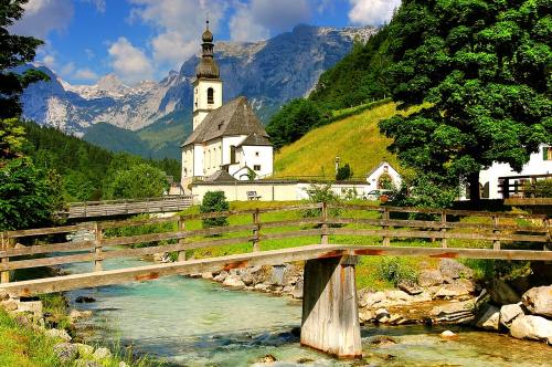 德国巴伐利亚的乡村小桥于教堂建筑