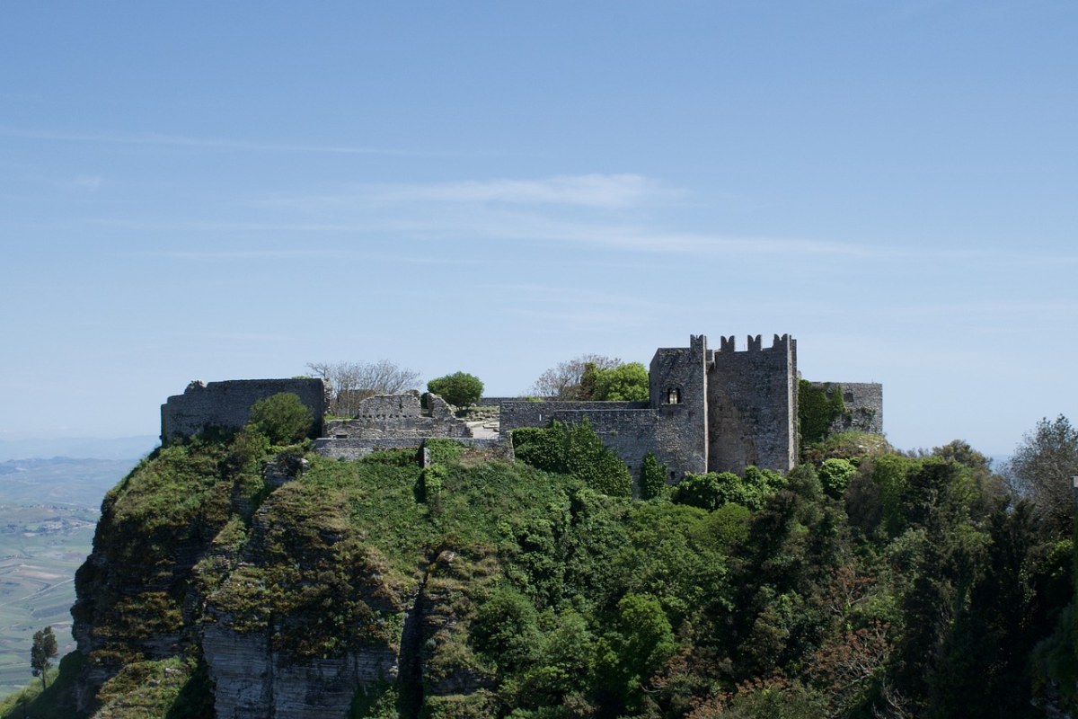 意大利西西里山顶上的城堡遗址免费图片