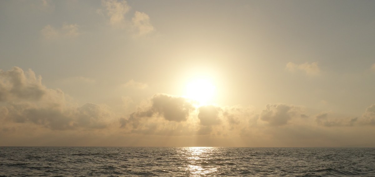 太阳、海、云免费图片