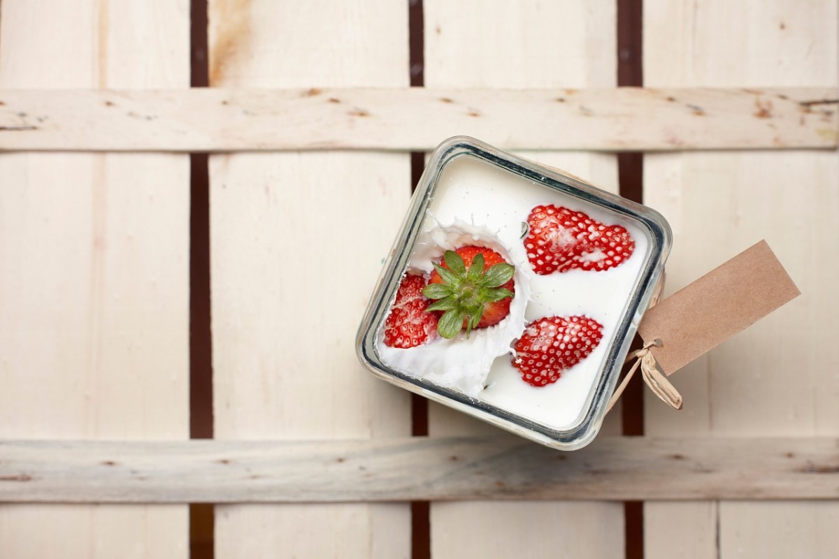 草莓、牛奶、盒免费图片