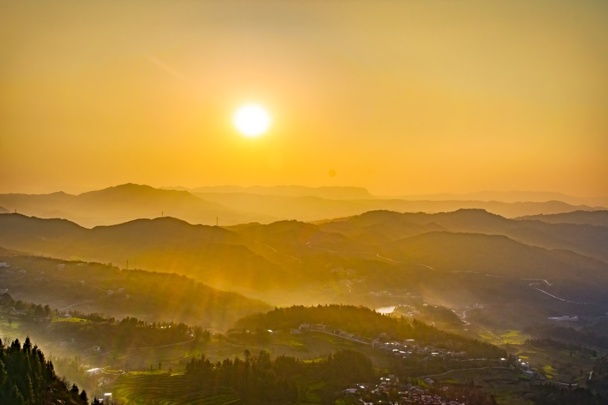 夕阳、山、雾免费图片