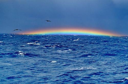 百慕大三角形、彩虹、海洋