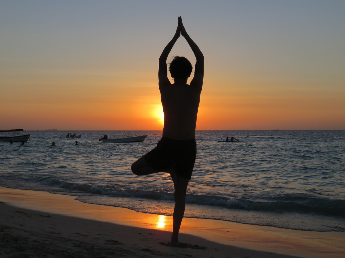 瑜伽、海滩、日落免费图片