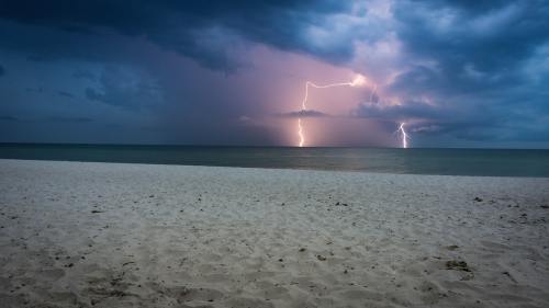 风暴、闪电、海