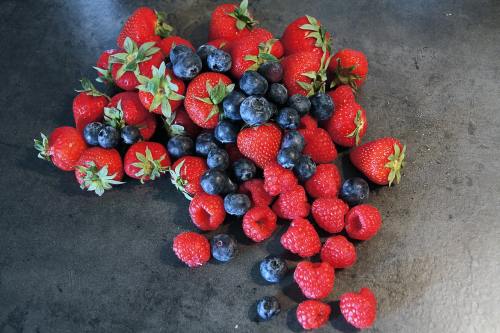 覆盆子草莓与蓝莓水果