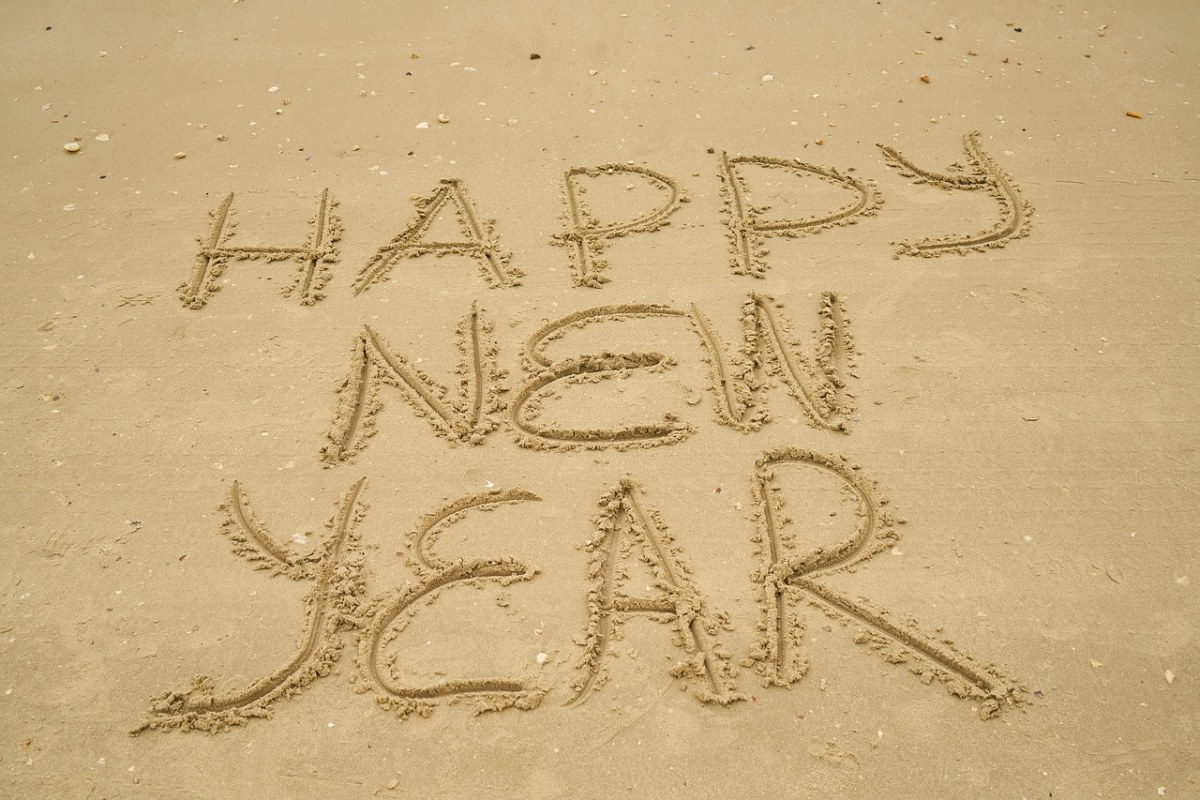 沙滩上的Happy New Year免费图片