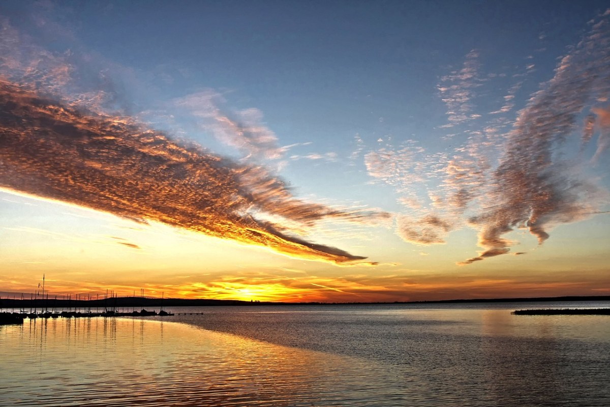 日落时分的湖面与天空免费图片