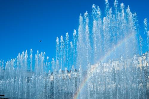 喷泉、彩虹、天空