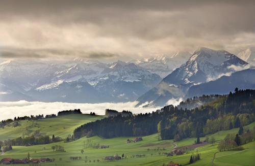 瑞士高山下的村庄风景