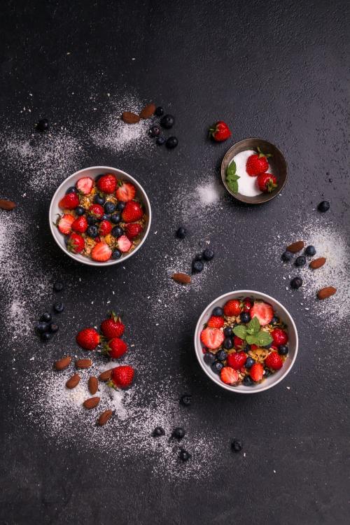 碗中的草莓与蓝莓