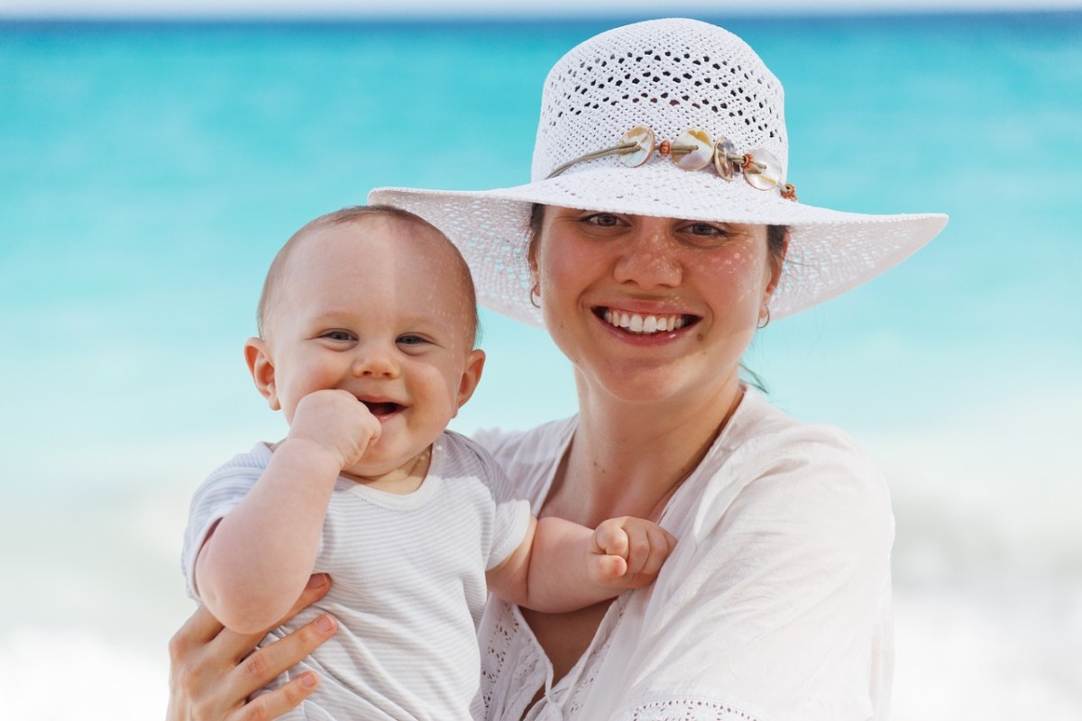 夏日海边的快乐母子人物免费图片