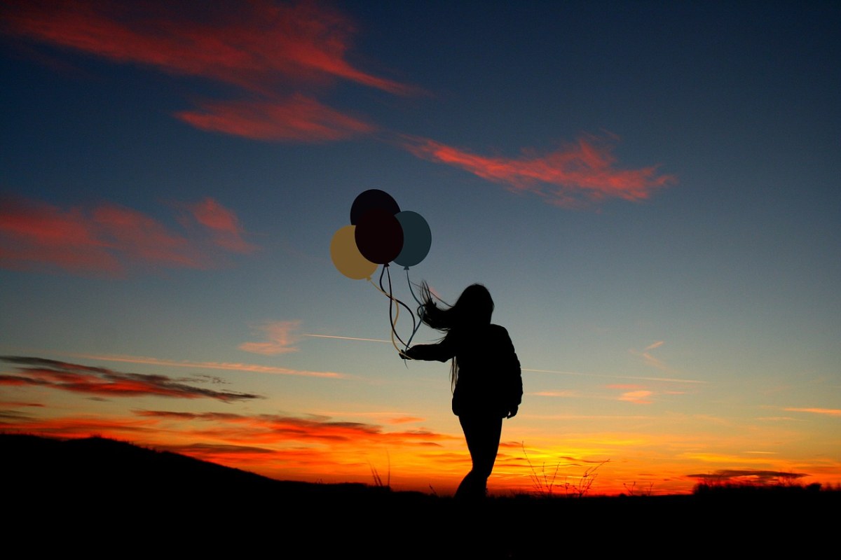一个女孩背影拿着气球图片