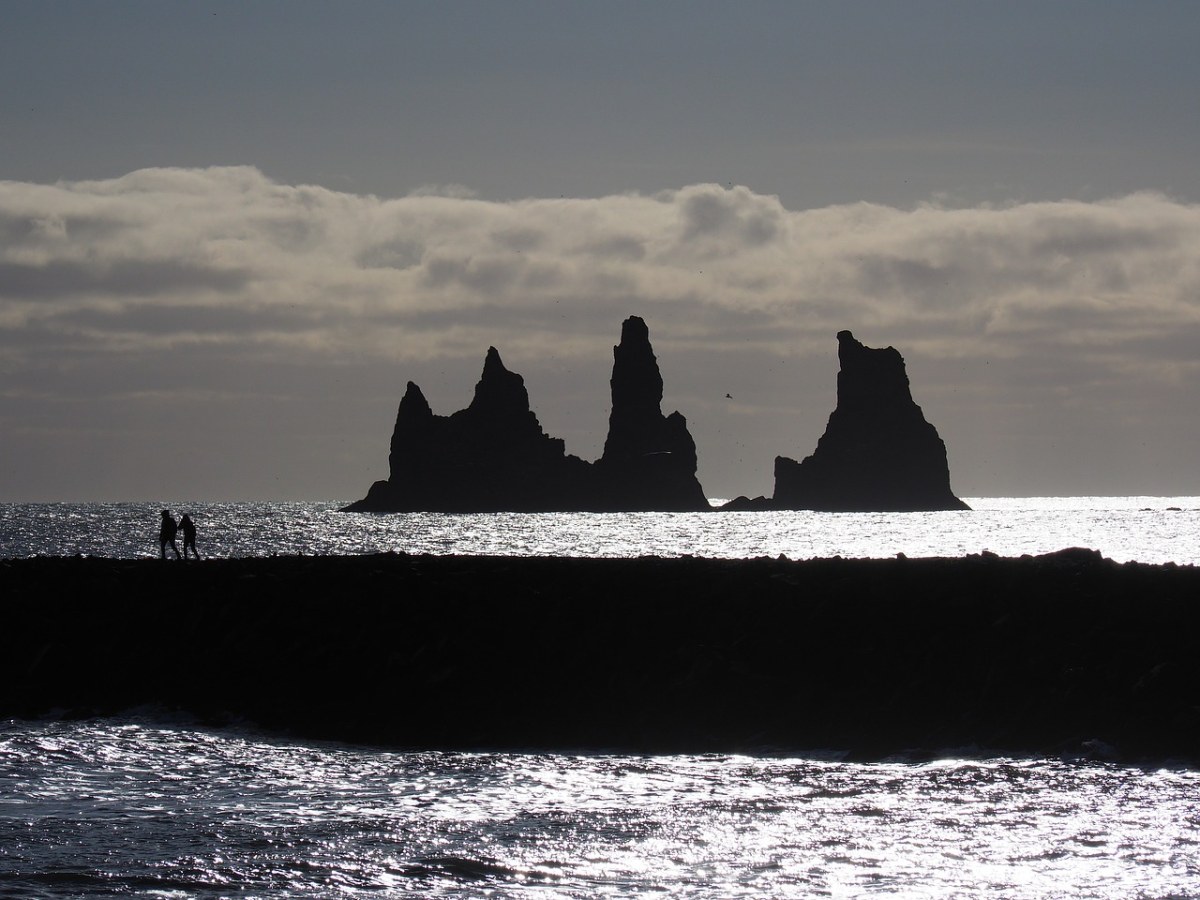 Reynisdrangar、岩、棒的冲浪免费图片