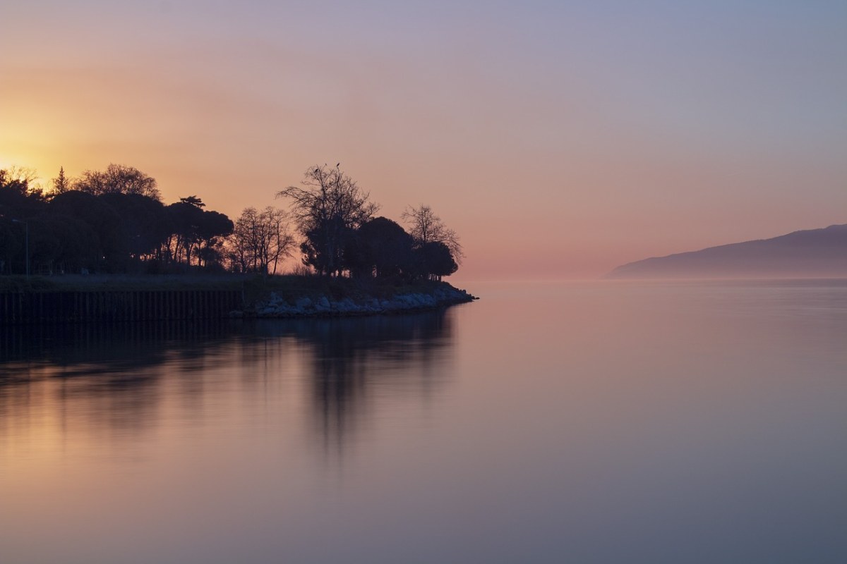 清晨平静的湖面免费图片