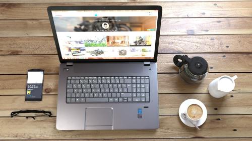 笔记本电脑、咖啡、工作