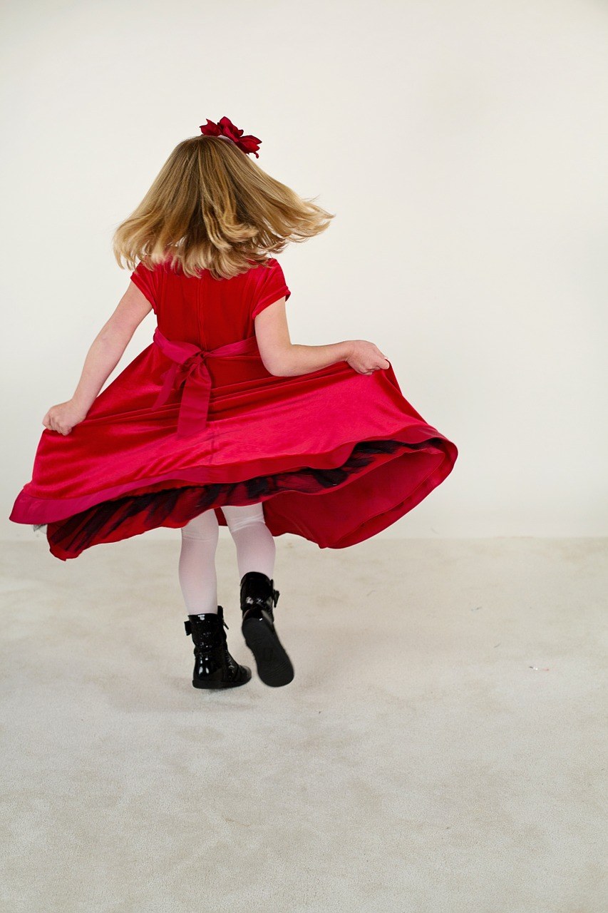 小女孩、运行、红色连衣裙免费图片