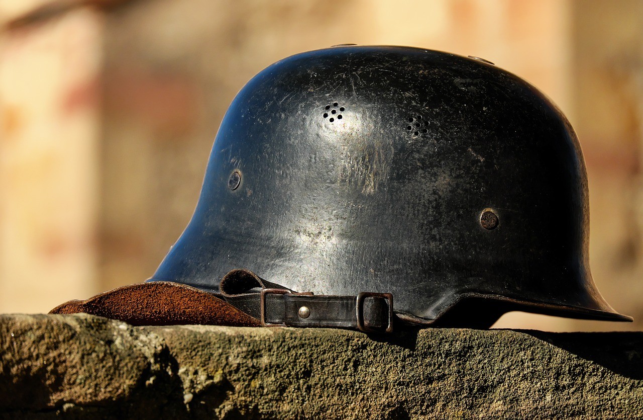钢盔,战争,和谐