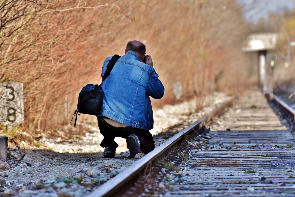 废弃的铁路线、火车站、男子免费图片