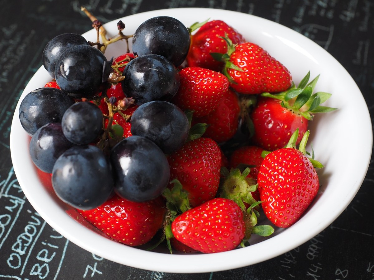 果盘、葡萄、草莓免费图片