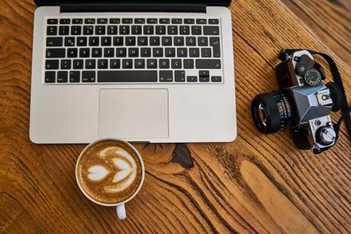 咖啡、笔记本电脑、摄像机