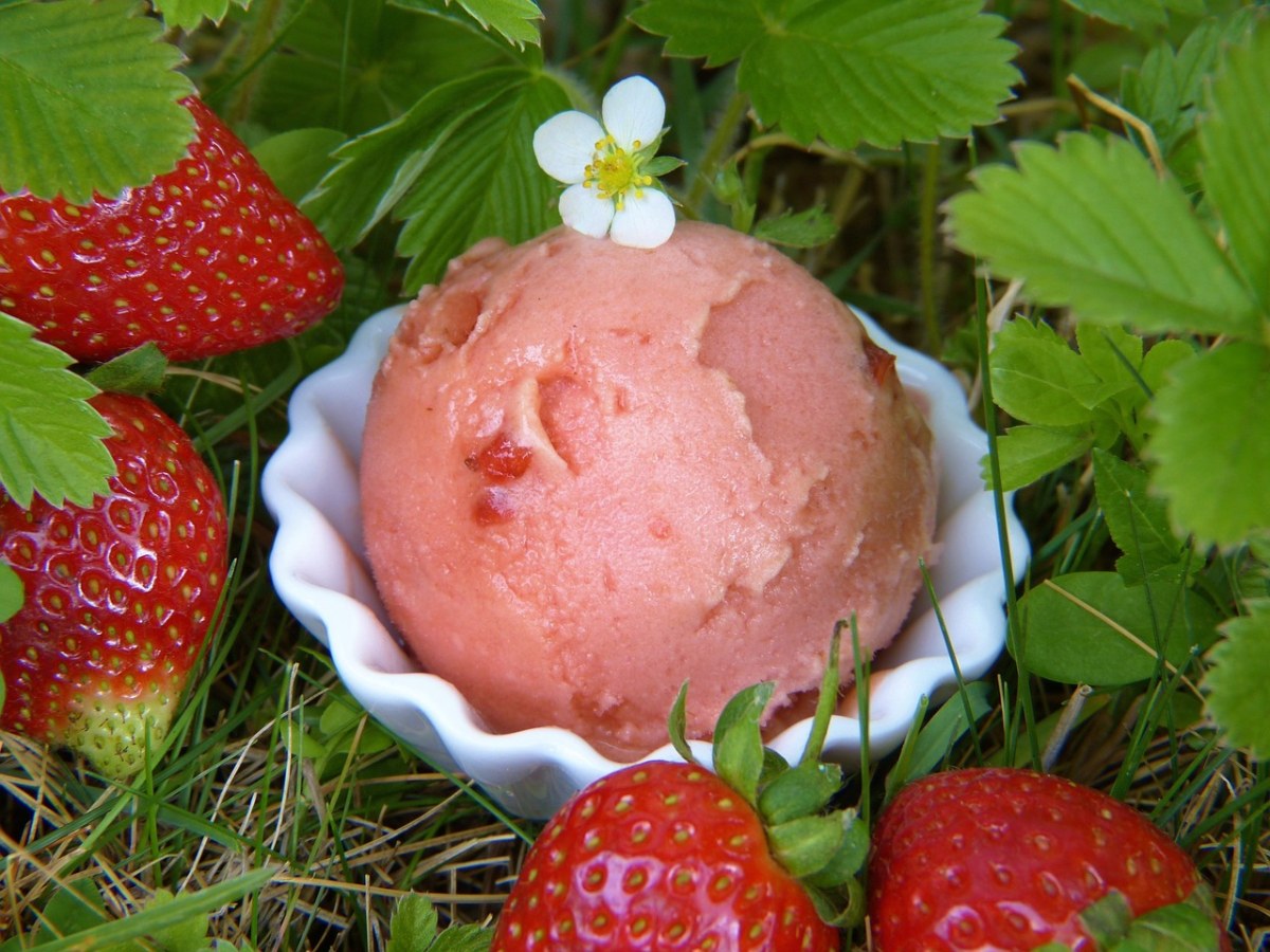 草莓冰淇淋、草莓、冰淇淋免费图片