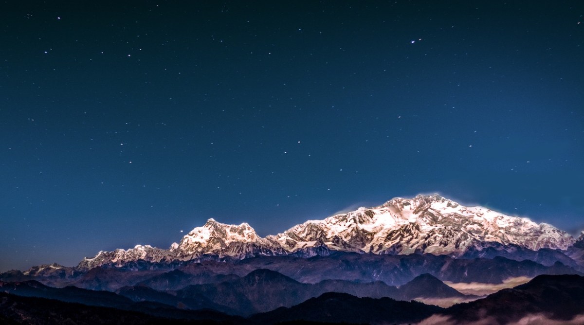 夜晚的天空、星星、山免费图片