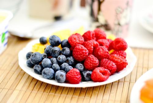 盘子里的水果覆盆子与蓝莓