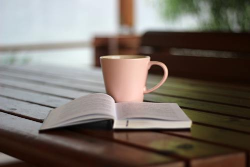 咖啡、书、早晨