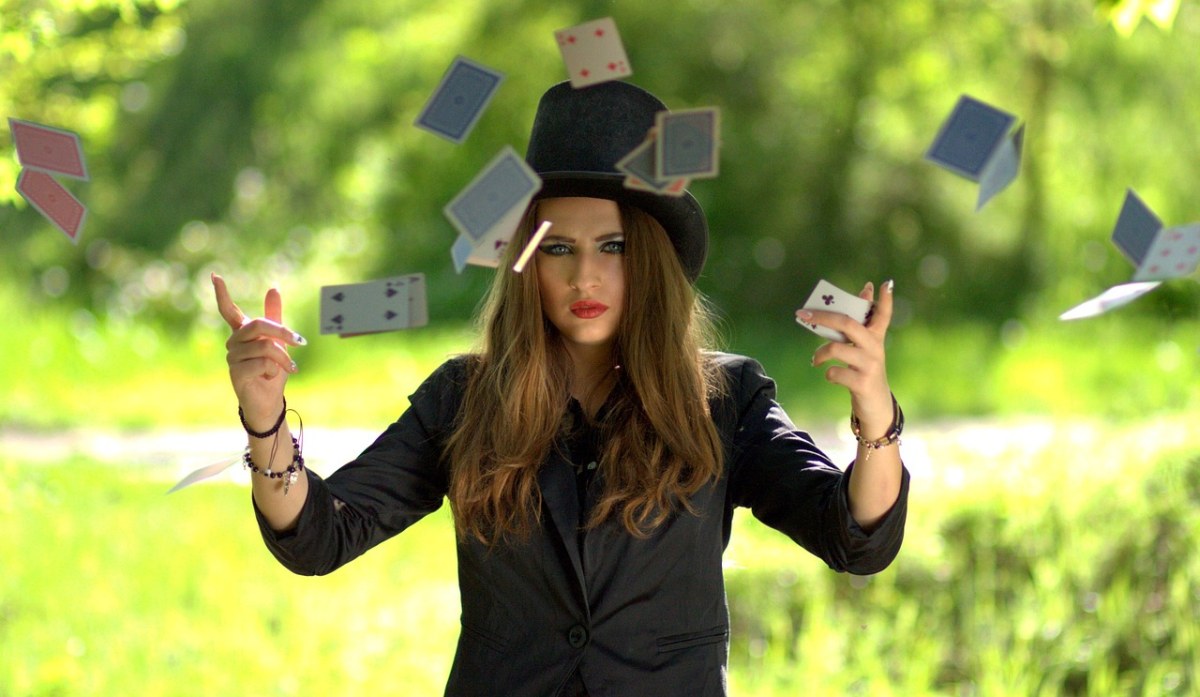 女孩、礼帽、扑克牌免费图片