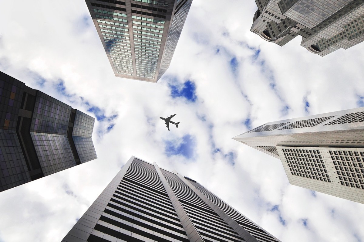 飞机、天空、建筑物免费图片